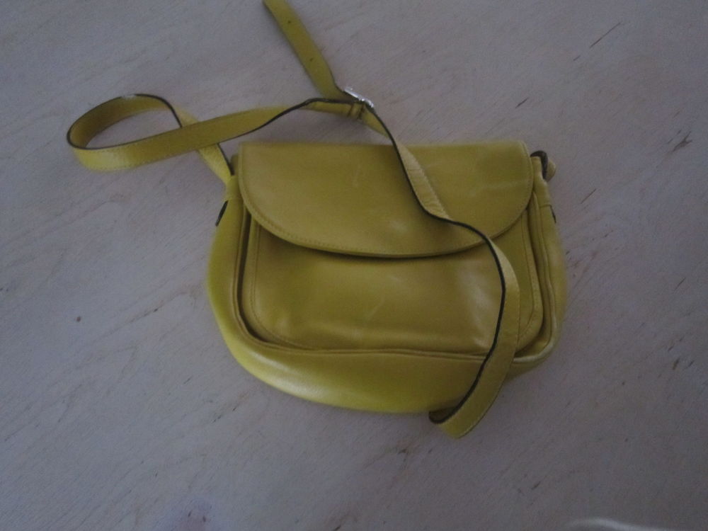 Un sac en cuir couleur jaune Maroquinerie