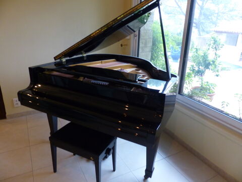 Piano quart de queue de marque  Hohner  de 1994, laqu noir; 4500 Villeneuve-ls-Avignon (30)
