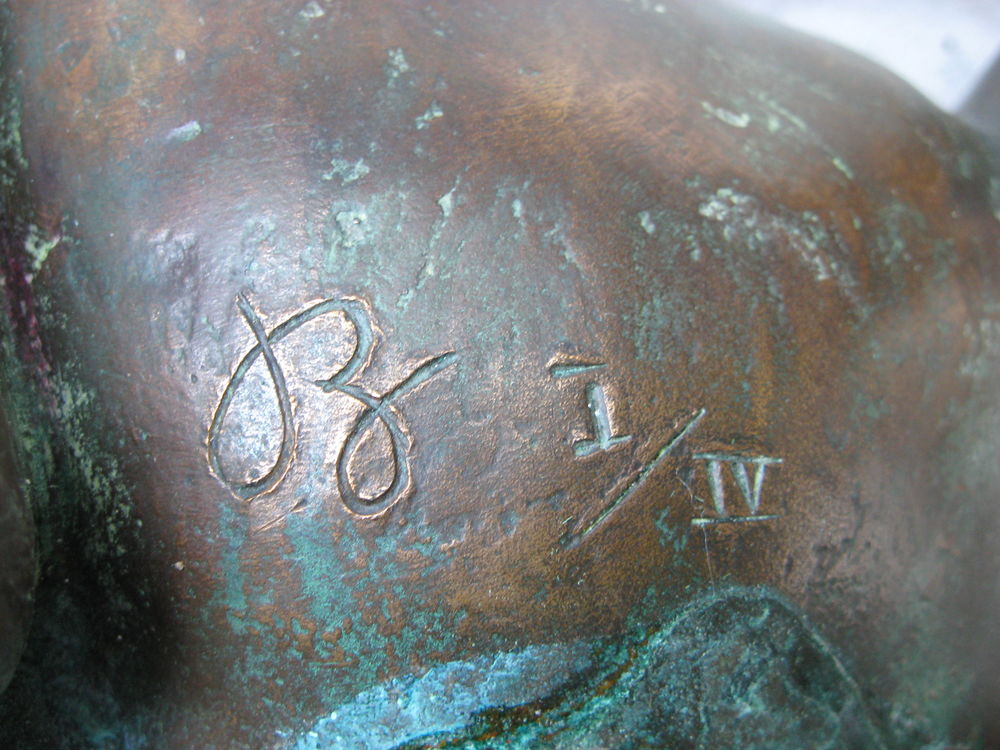 Bronze : statue de femme allong&eacute;e, nue. 45cm 8kg. Sign&eacute;e 