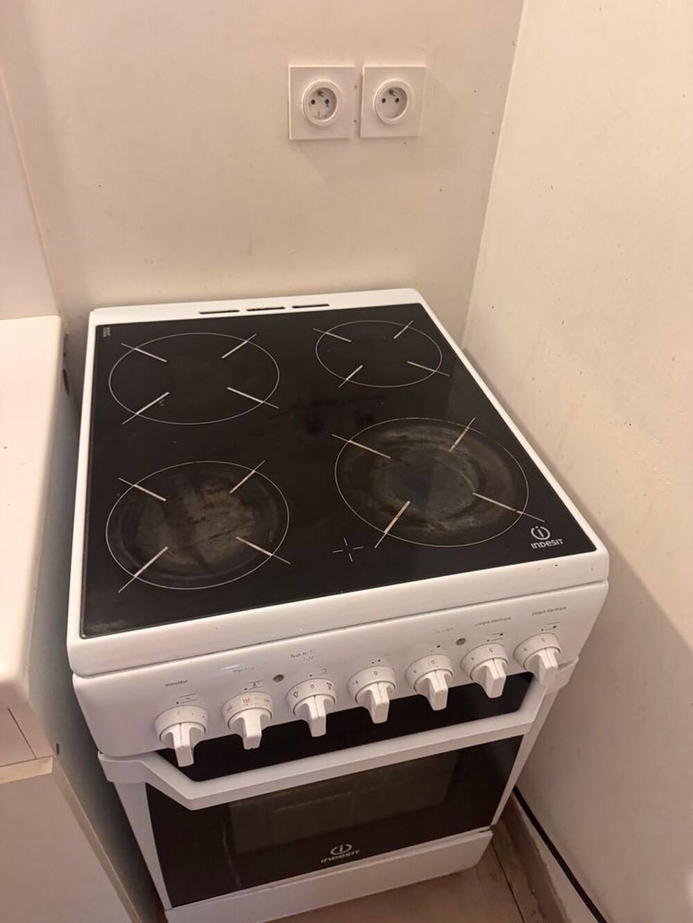 Cuisini&egrave;re &eacute;lectrique Indesit vitroc&eacute;ramique 4 foyers + four Electroménager