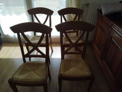 Lot de chaises. 40 Saint-Pierre-du-Perray (91)