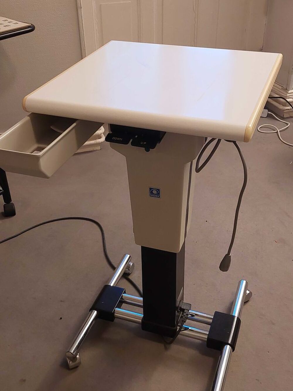 Table++NIDEK+&agrave; +&eacute;l&eacute;vation+&eacute;lectrique Matériel informatique