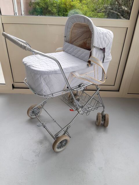 Landau-Poussette Marque AUBERT. 60 Le Vernois (39)