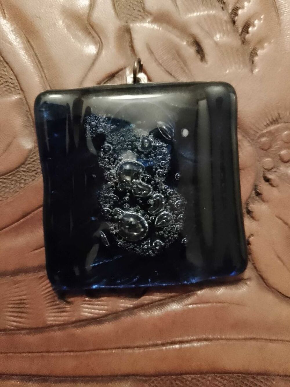 pendentif carr&eacute; en verre bleu vintage ann&eacute;es 70. Bijoux et montres