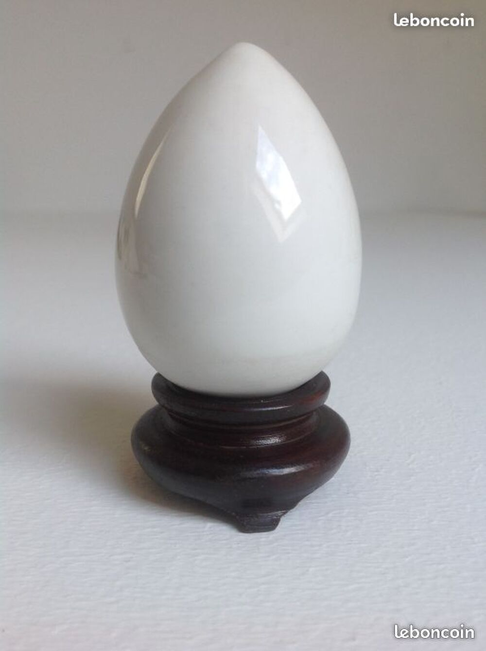 OEUF BLANC PORCELAINE SUR SOCLE NOIR BOIS Envoi Possible
Décoration