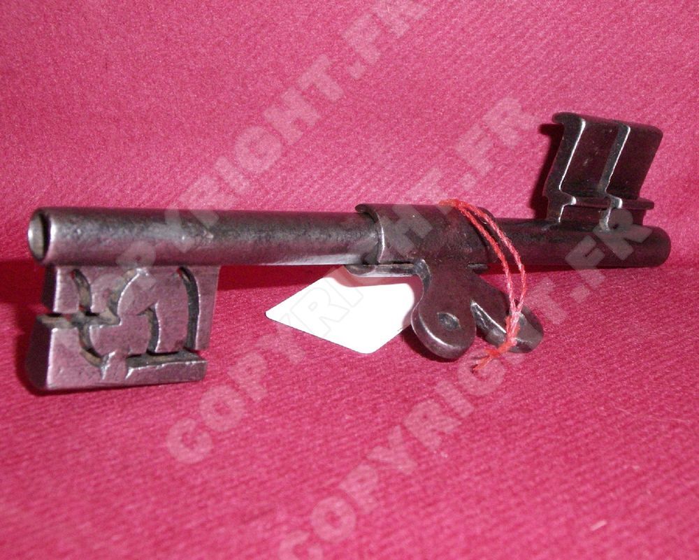 ANCIENNE CLEF DOUBLE A C?UR CHIFFR&Eacute; Z ou 5 