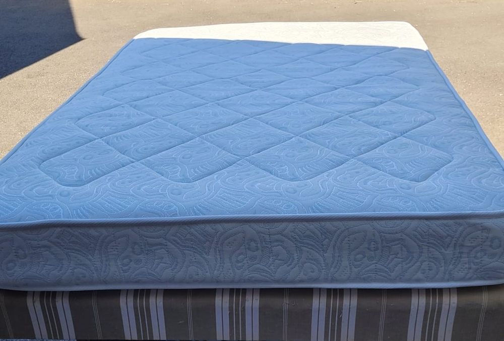 Lit complet en 1.20 
bois de lit , sommier , matelas Meubles