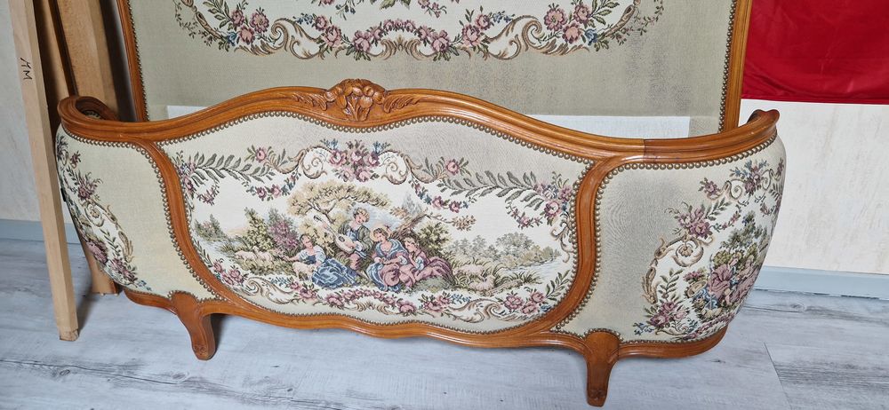 Lit style Louis XV capitonn&eacute; brod&eacute; Meubles