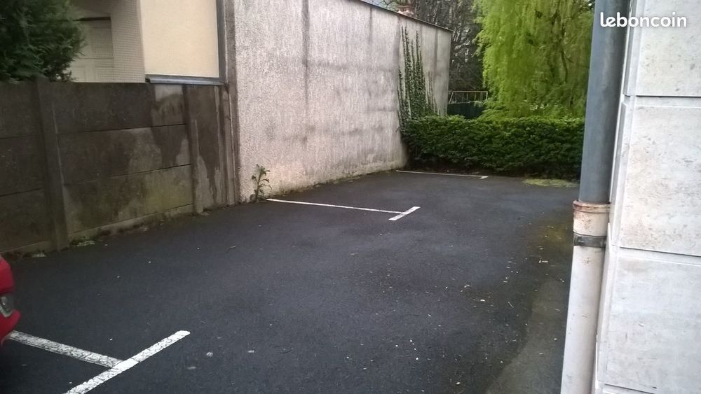 Location Parking/Garage Grande place de parking (10 mètres de long) spéciale camion Sainte-geneviève-des-bois