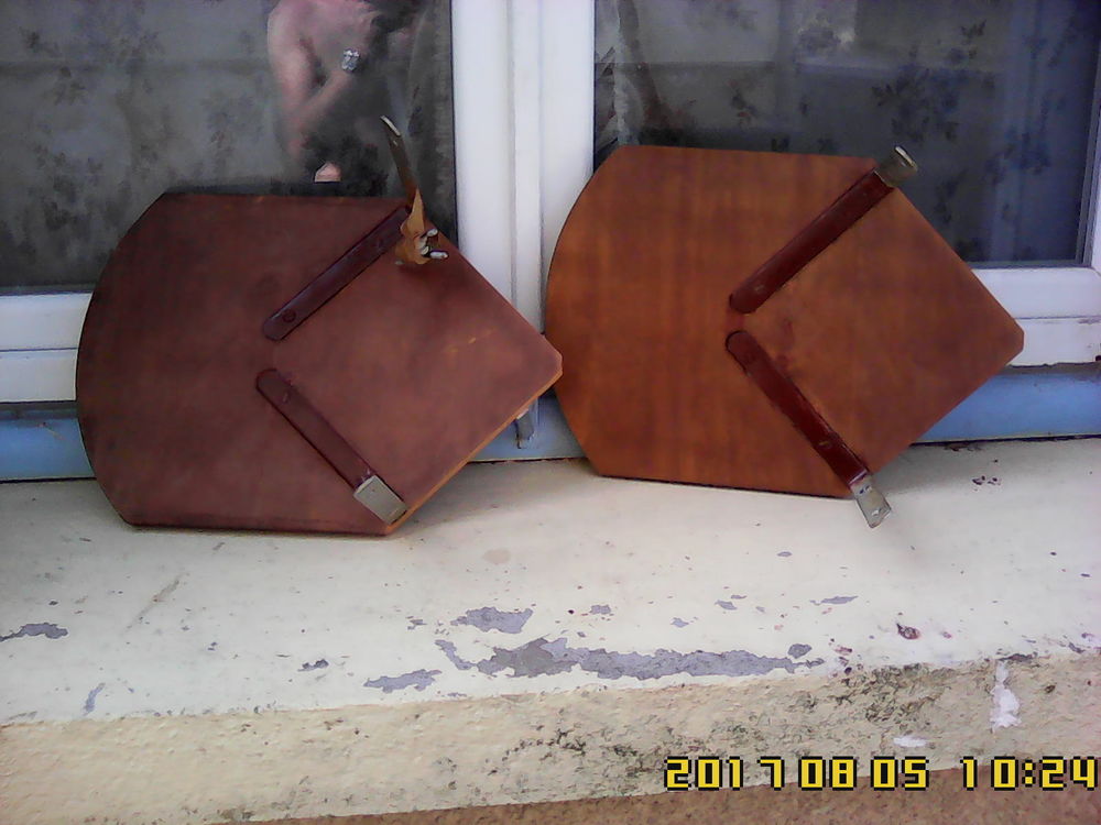 2 &eacute;tag&egrave;res d'angle, 28 x 39 cm de profondeur. Meubles