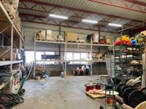   RARE, A ST PRIEST, 450 M2 DE LOCAL + 120 M2 BUREAUX + 3.000 M2 TERRAIN CLOS 