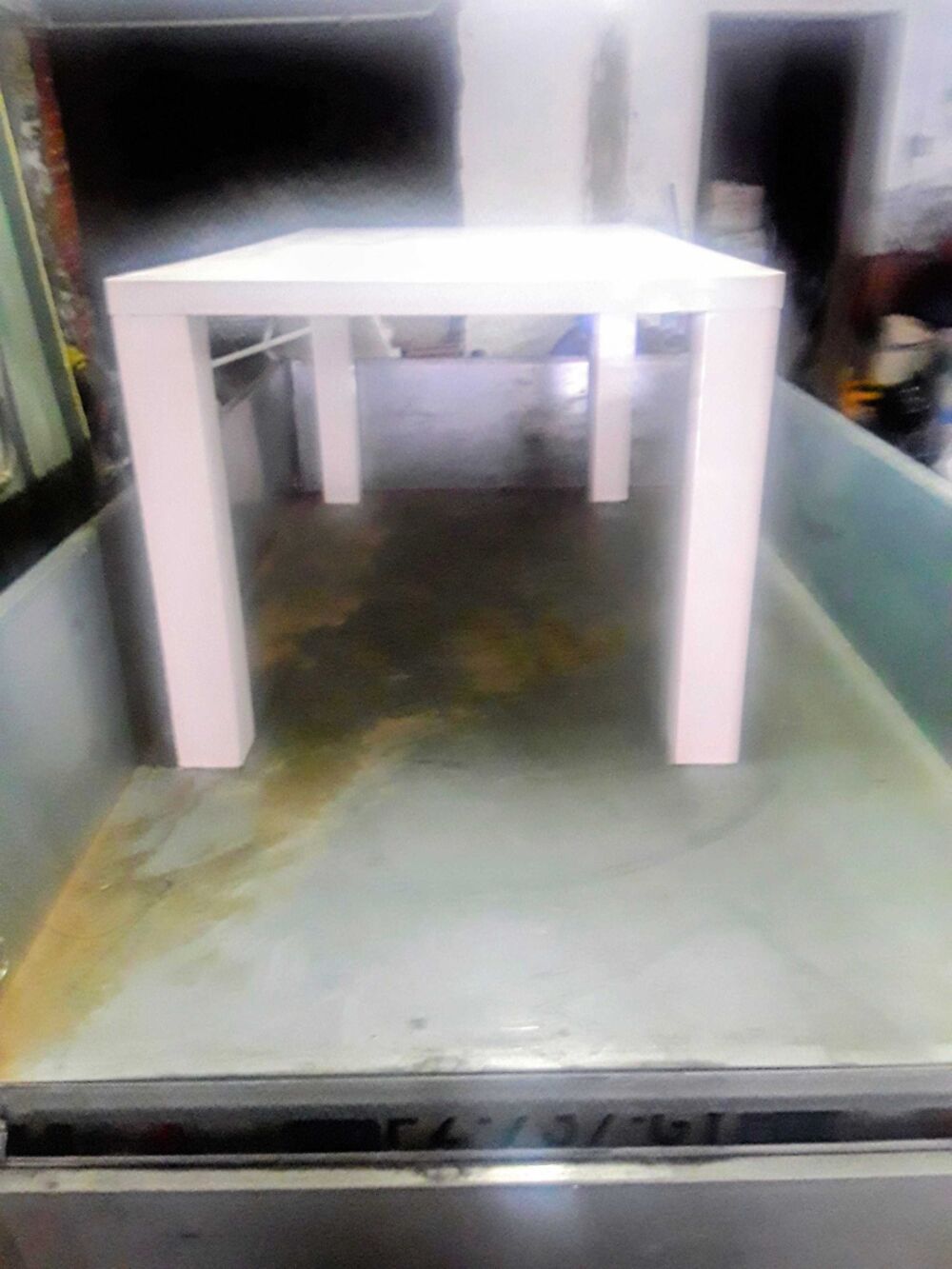 table blanche 160x 0,90 hauteur 0,75 prix 15 euros me t&eacute;l&eacute;phoner au 06 09 81 12 90 Meubles