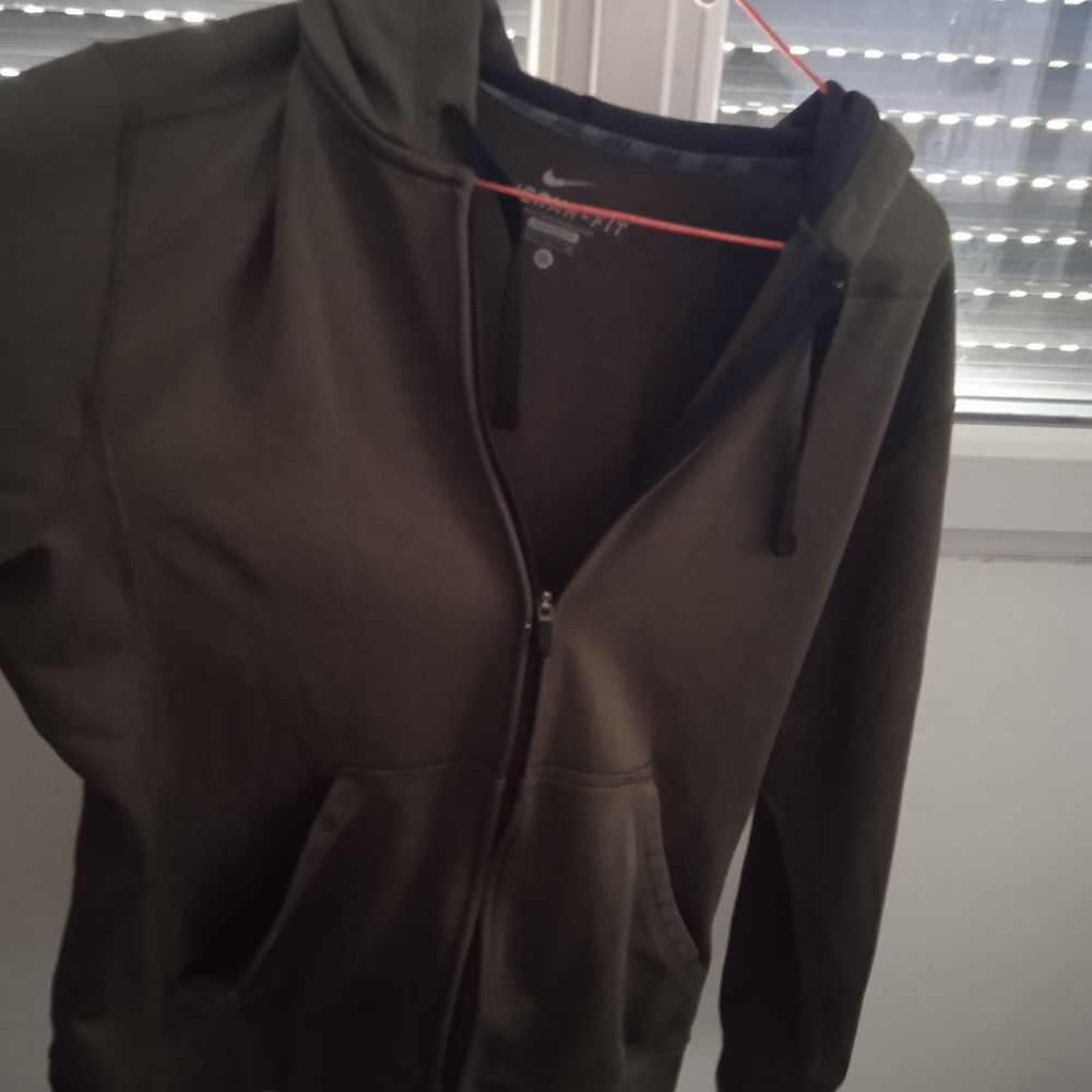 Veste jogging kaki marque Nike Taille S Therma Fit, avec cap Vêtements
