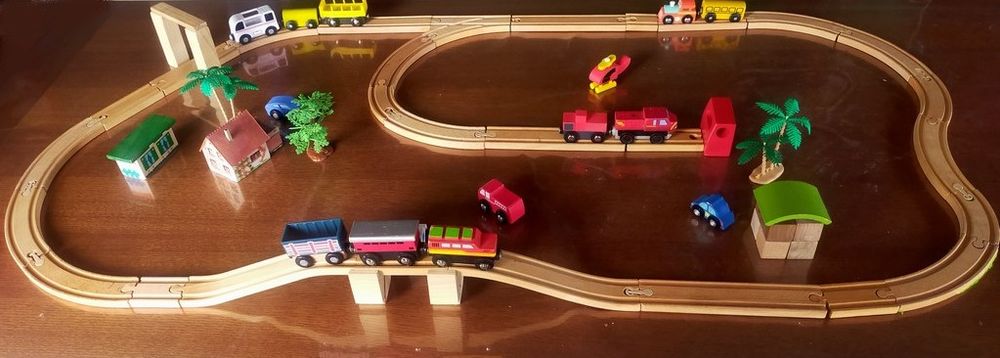 grand circuit en BOIS 62 pi&egrave;ces
Jeux / jouets