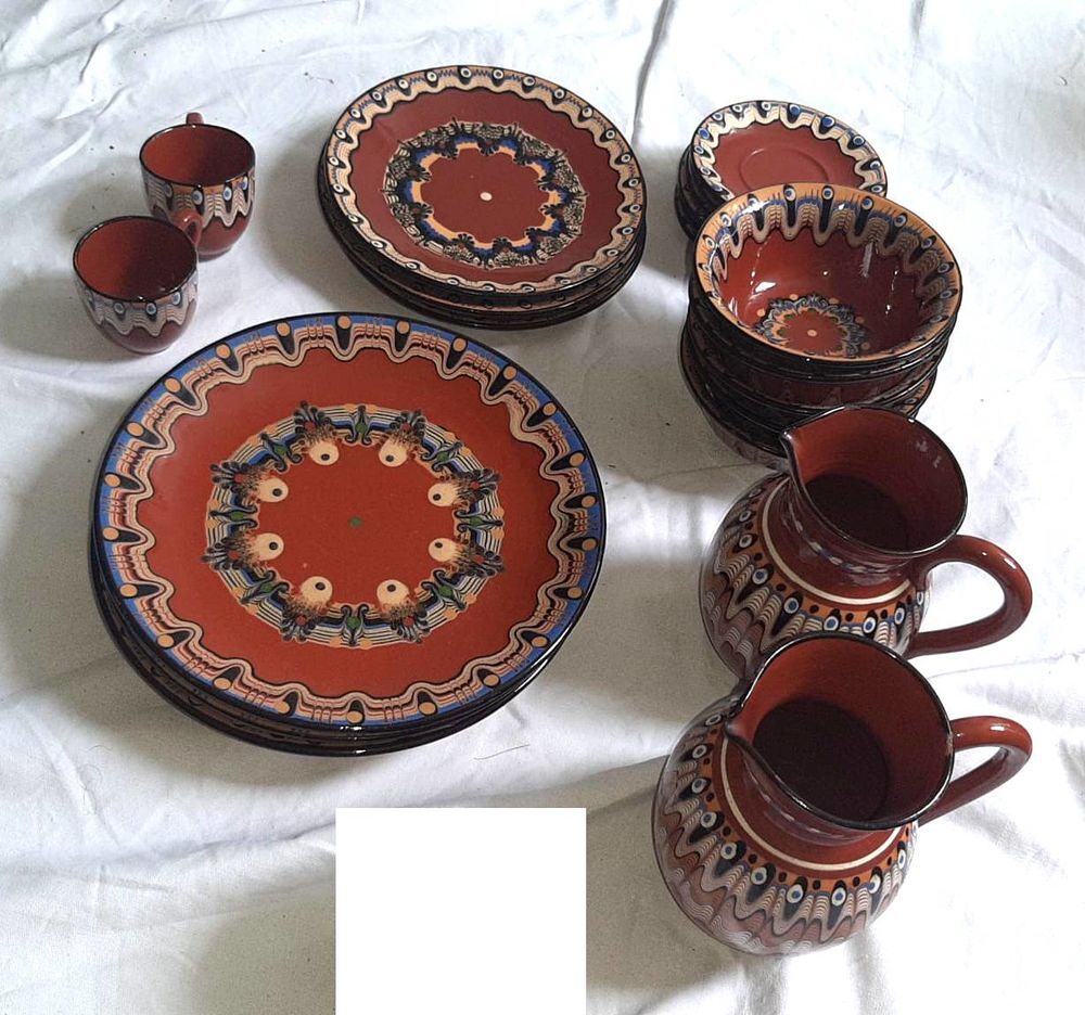 37 pi&egrave;ces Ensemble vaisselle Bulgare, Art redware.Seventies Décoration