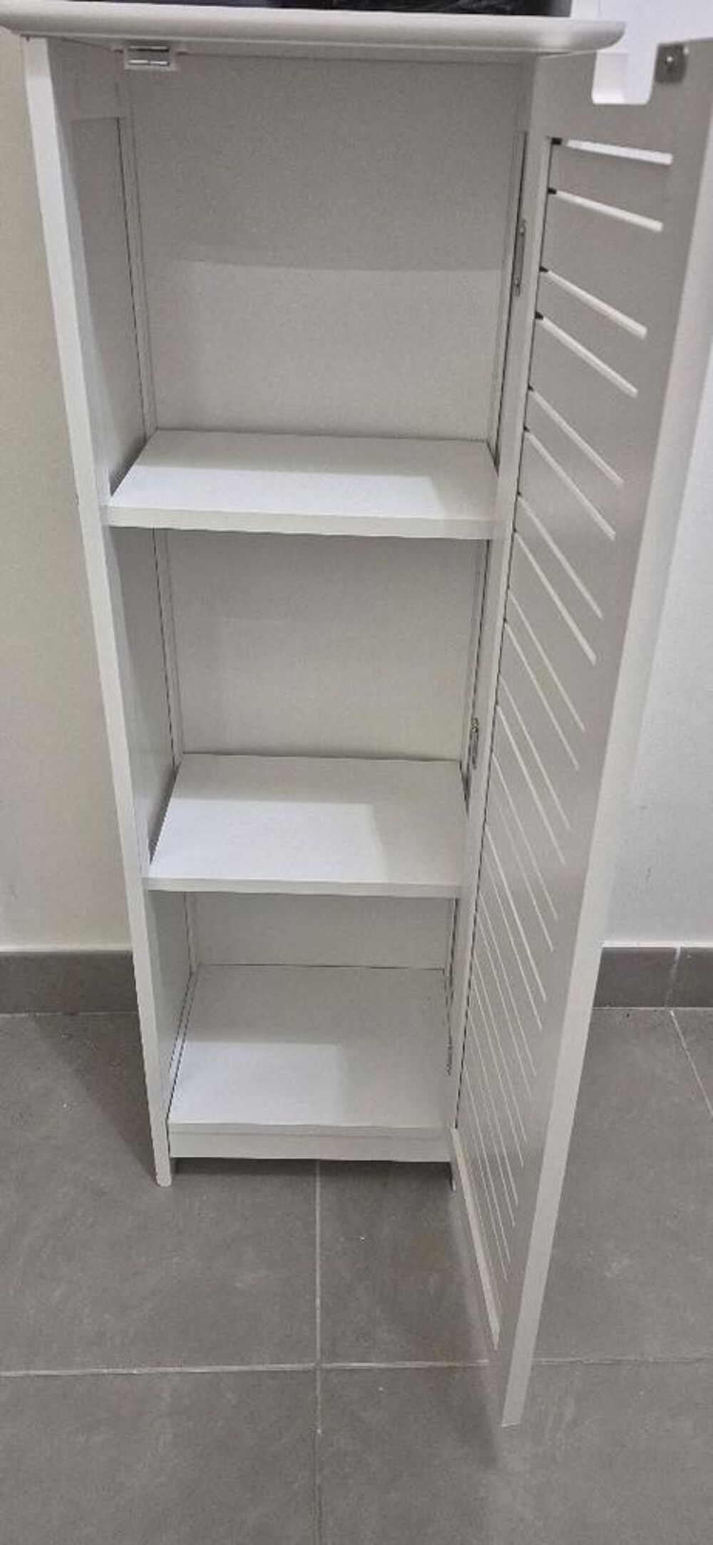 Meuble colonne de salle de bain blanc avec porte persienne Meubles