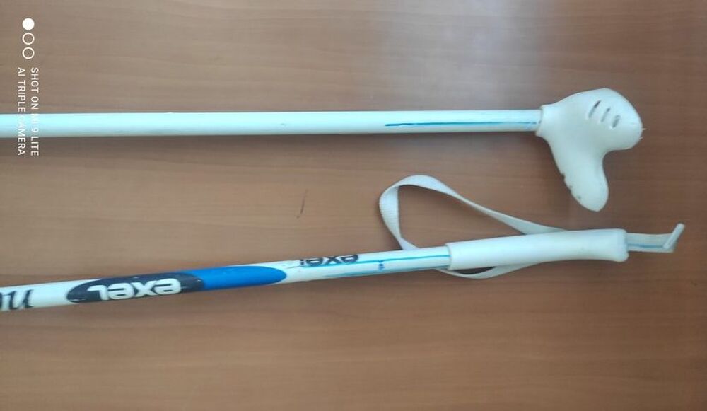 Une paire de b&acirc;tons de ski de fond EXEL Nova Sports