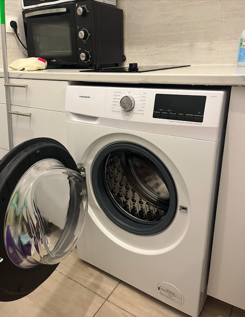 AV - Machine  laver quasi-neuve.  150 L'Ha-les-Roses (94)