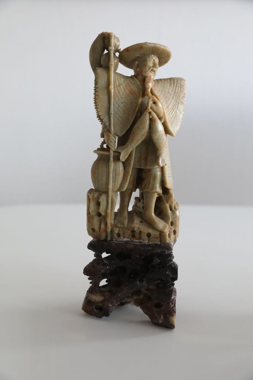 Statuette en pierre sur socle marbre p&ecirc;cheur chinois 