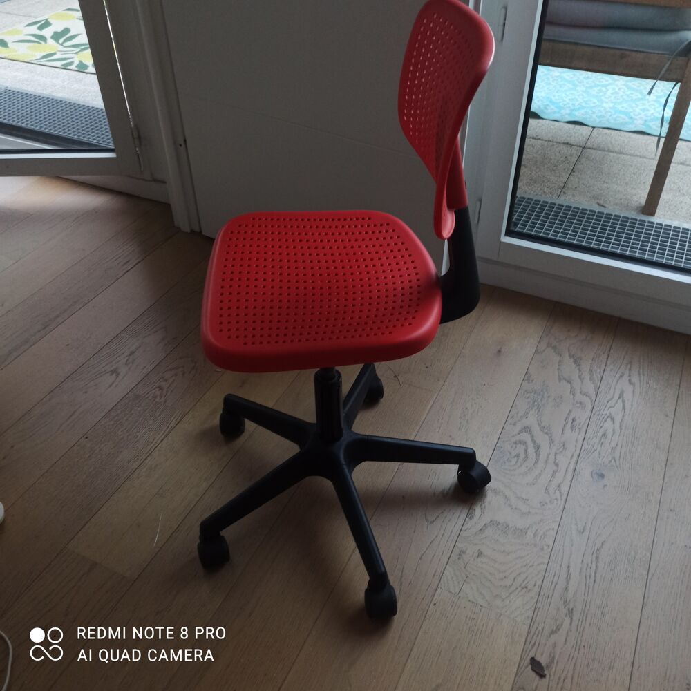 chaise rouge &agrave; roulettes Meubles
