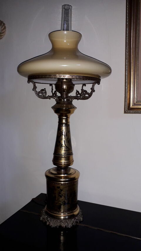 Lampe ancienne pied d�cor� Italie Fiorentine
230 Salon-de-Provence (13)