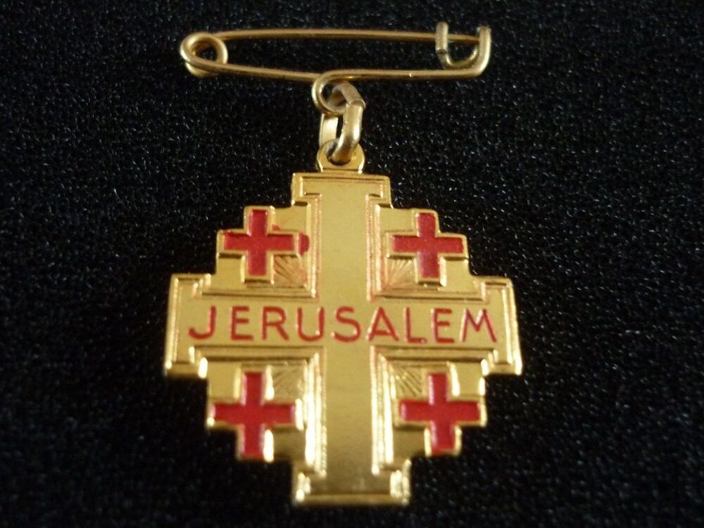 BROCHE de JERUSALEM en m&eacute;tal color&eacute; rouge et dor&eacute; 