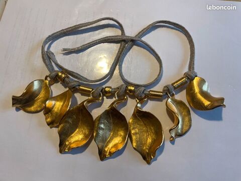Collier souple feuilles dorées sur lacet beige ANTIGONA 110 Vigneux-sur-Seine (91)