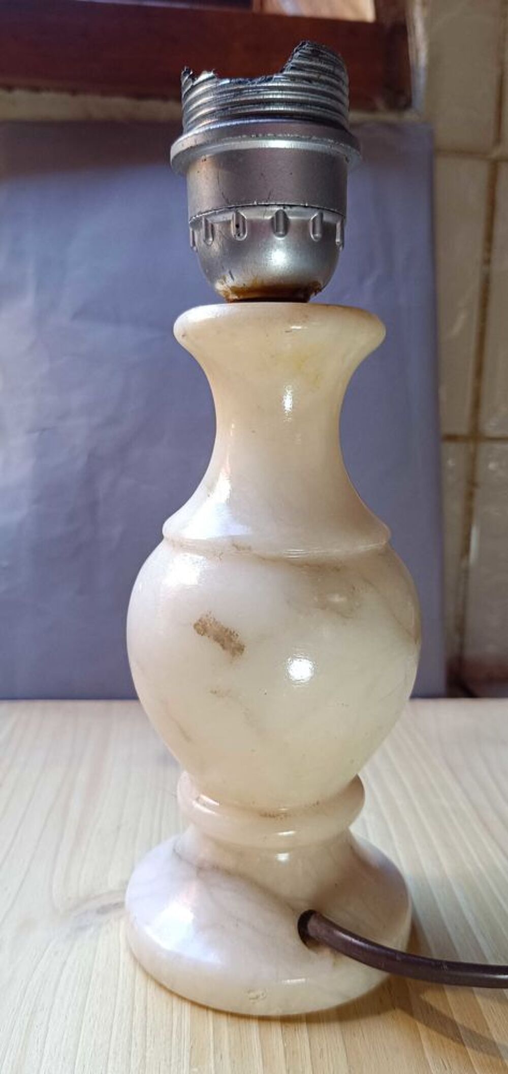 pied de lampe vintage en alb&acirc;tre v&eacute;ritable 