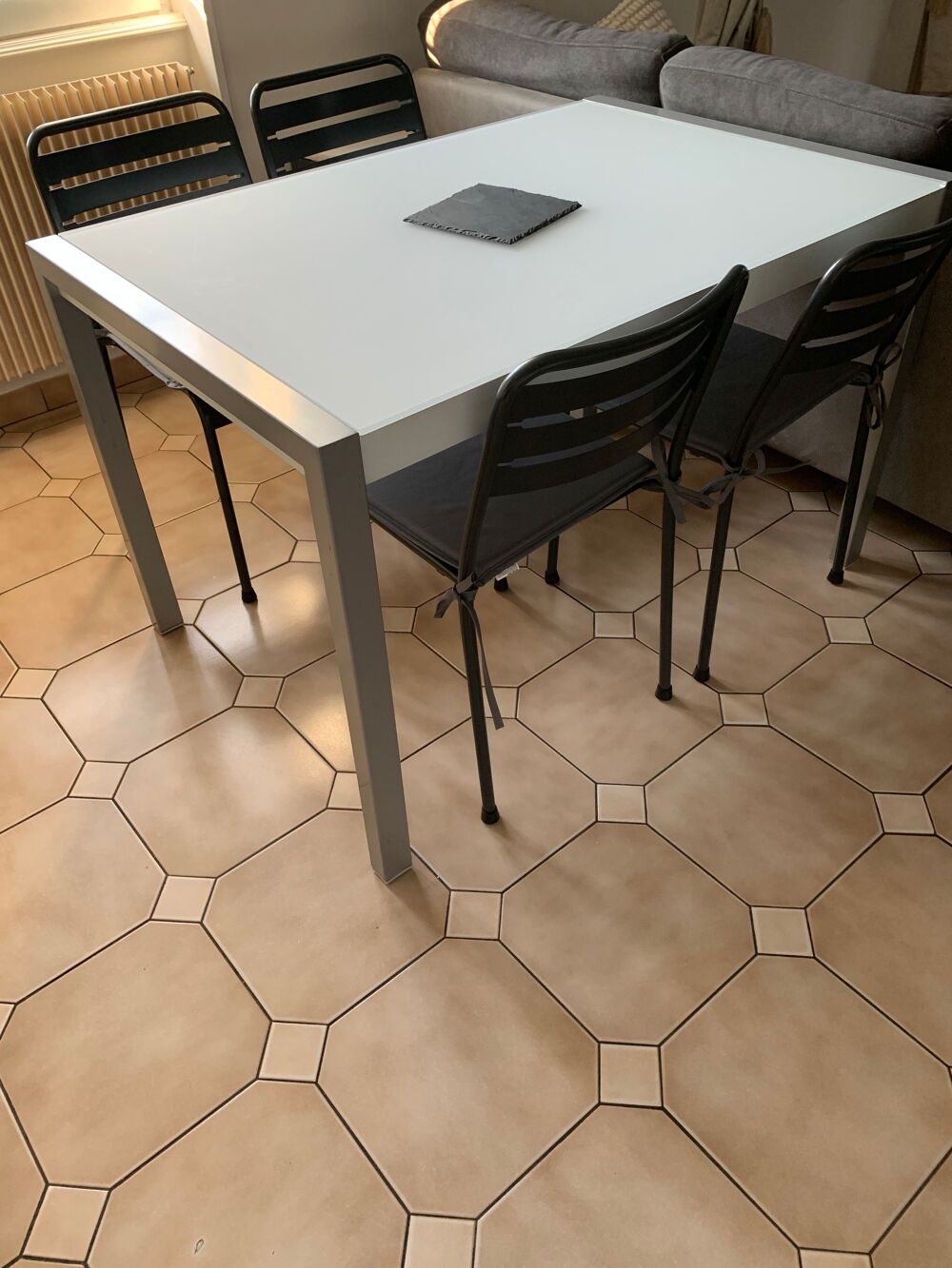 tr&egrave;s belle table en verre mat quatre pieds. Meubles