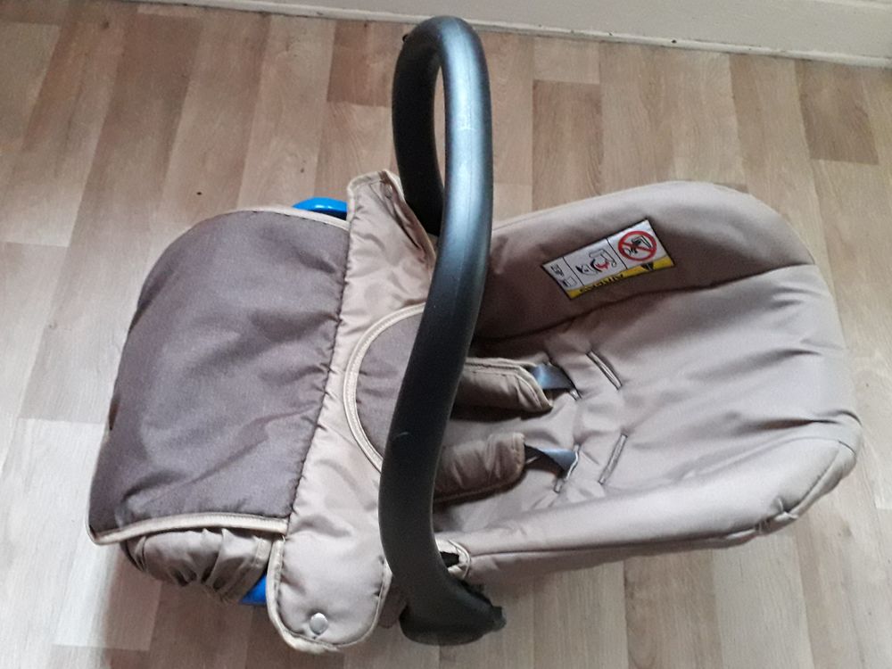 Pousette haute combi nacelle siege auto. Pu�riculture