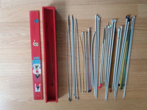 Aiguilles � tricoter avec jolie bo�te de rangement  10 La Rochelle (17)