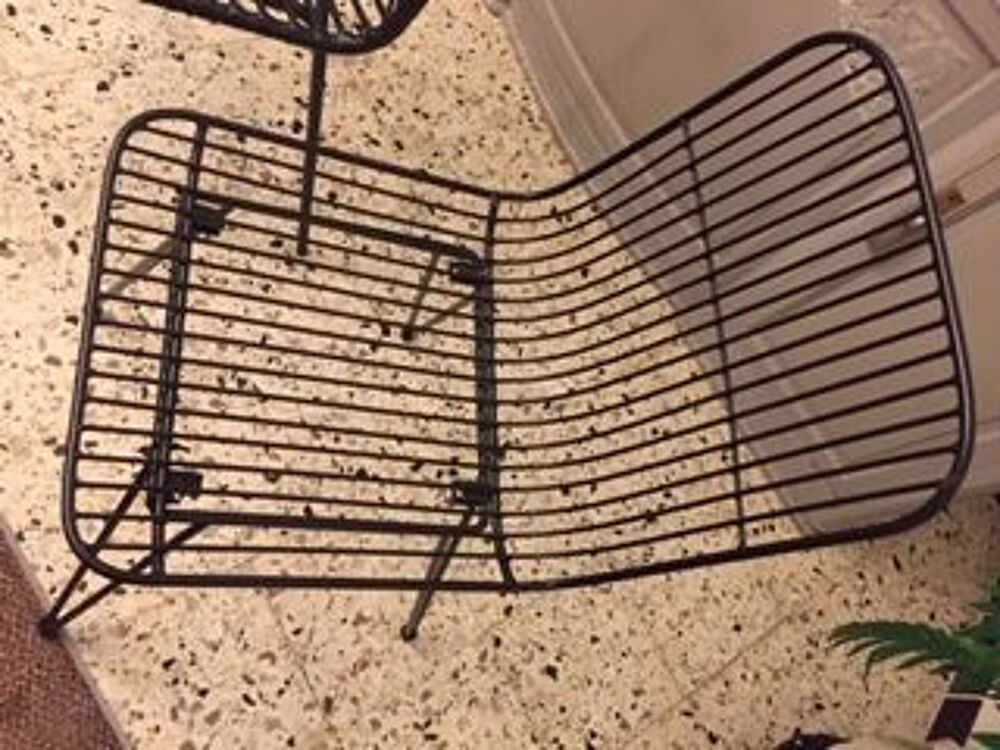 4 chaises noires &agrave; 2 design diff&eacute;rents Meubles