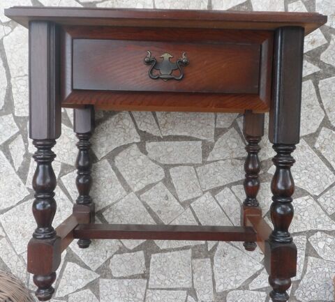 Petite table basse en bois avec 1 tiroir
H50cm L55cm P35cm 10 Castries (34)