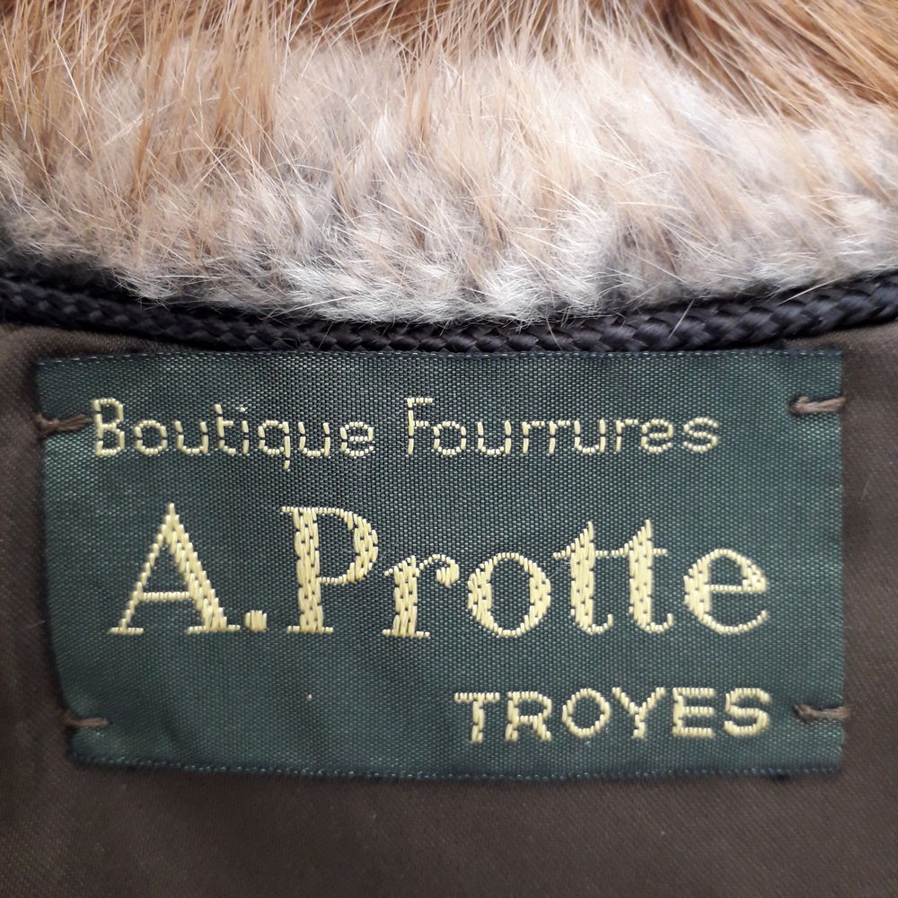 Tr&egrave;s Jolie Veste 3/4 en Fourrure de Vison TAILLE 42/44 
Vêtements