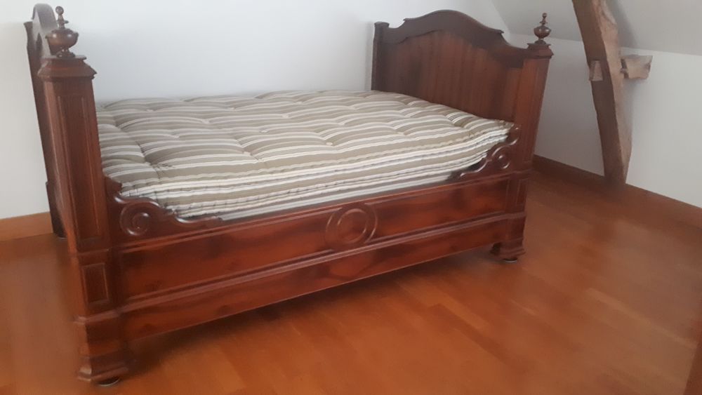 Lit de coin ancien sur roulettes Meubles