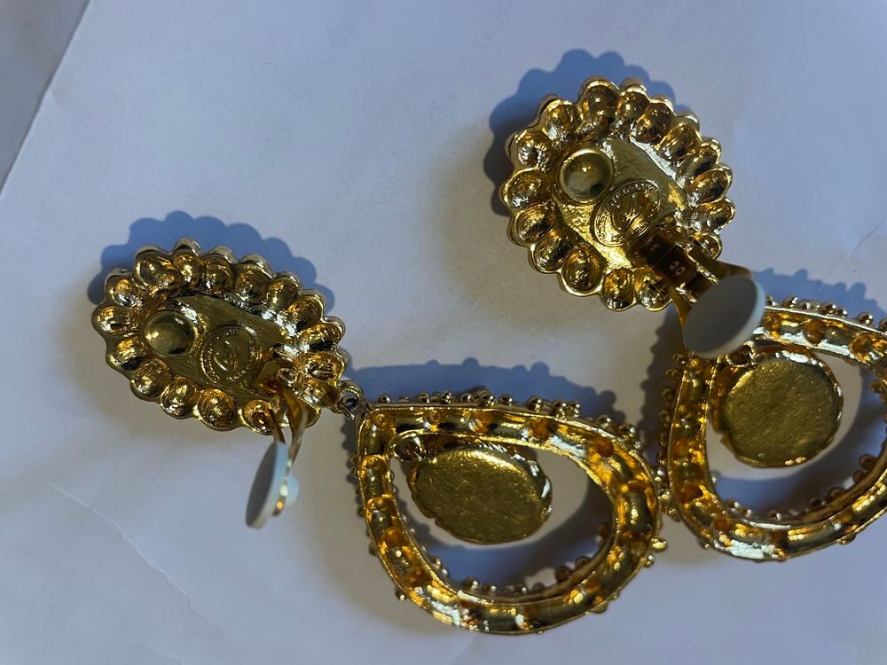 BO ovales perl&eacute;es dor&eacute;es Pendant ovale serti cabochons noir Bijoux et montres