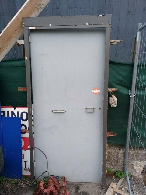 Bloc-porte mtallique avec barre antipanique
MENUISERIE & CH 140 Montpellier (34)