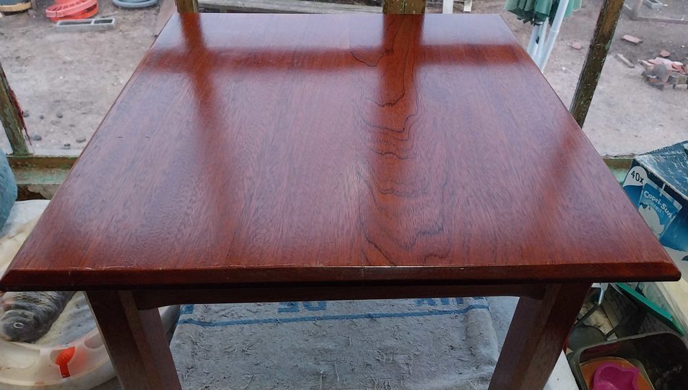 Table Basse carr&eacute;e en merisier massif. Meubles