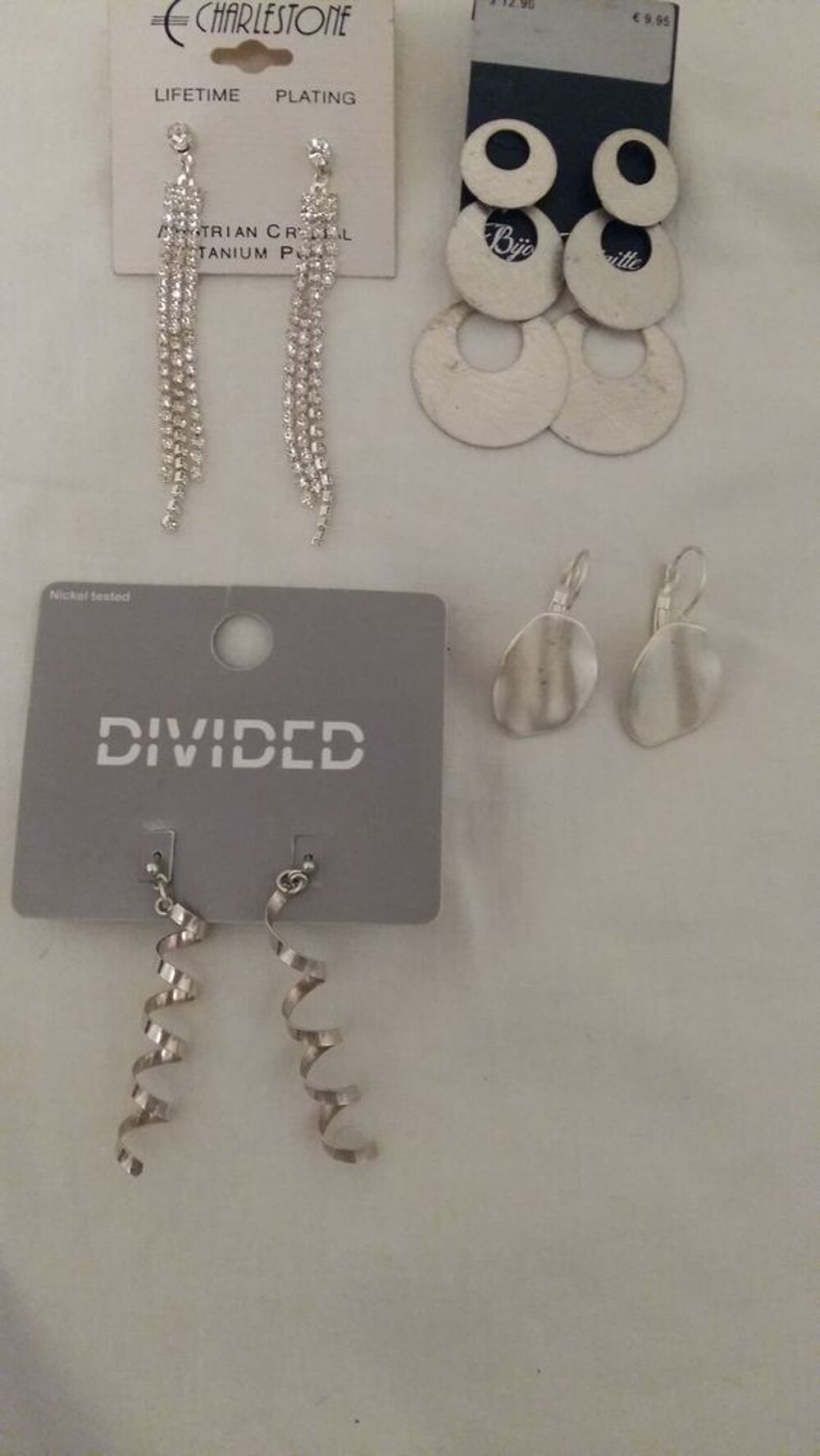 Tr&egrave;s belles boucles d'oreilles Bijoux et montres