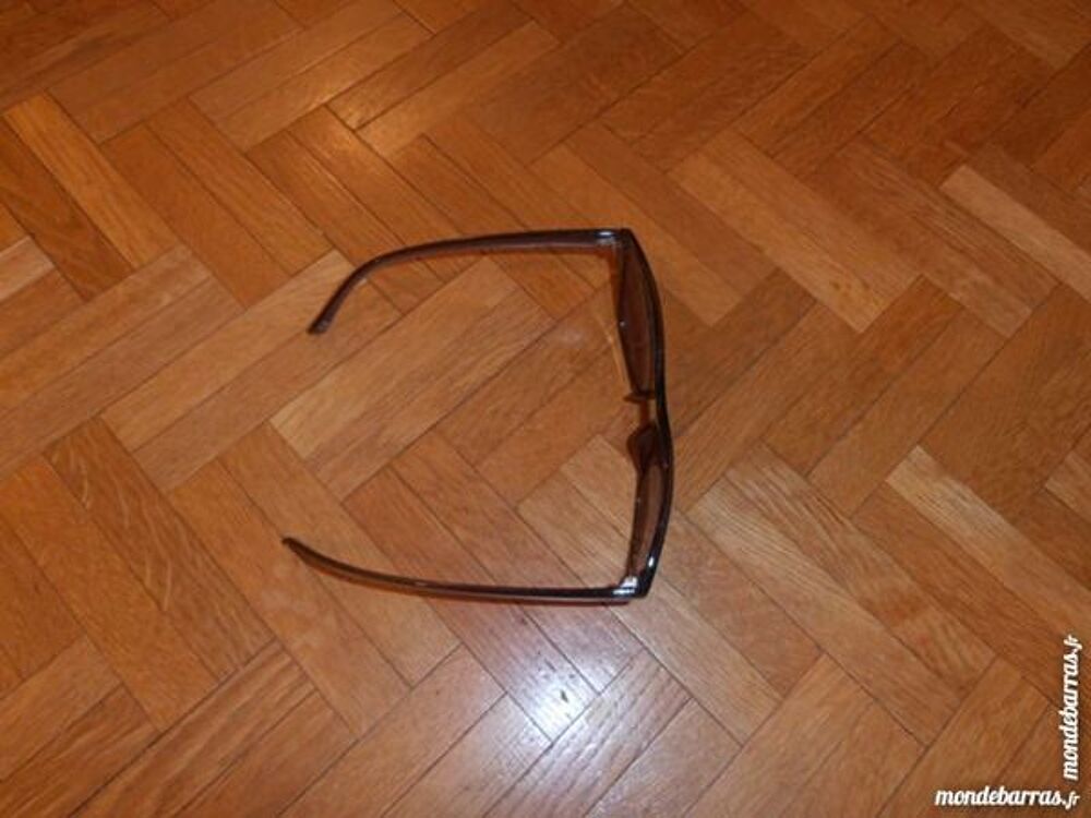 Paire de lunettes gris fum&eacute; (27) Bijoux et montres
