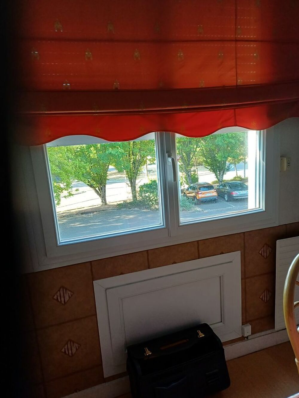Grand canape de couleur rouge/orange pratiquement neuf Meubles