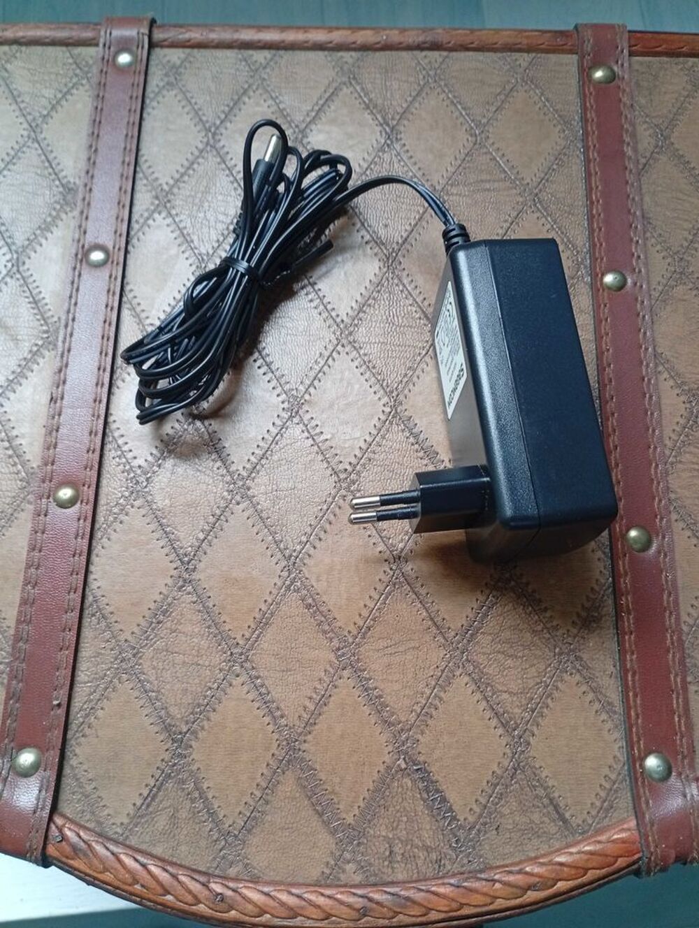 Tourne Disque, plus lecteur USB, Plus 2 baffles sur les c&ocirc;t&eacute;s, le tout dans tr&egrave;s belle valise en bois, &eacute;lectrique avec secteur 12v tr&egrave;s bon &eacute;tat 