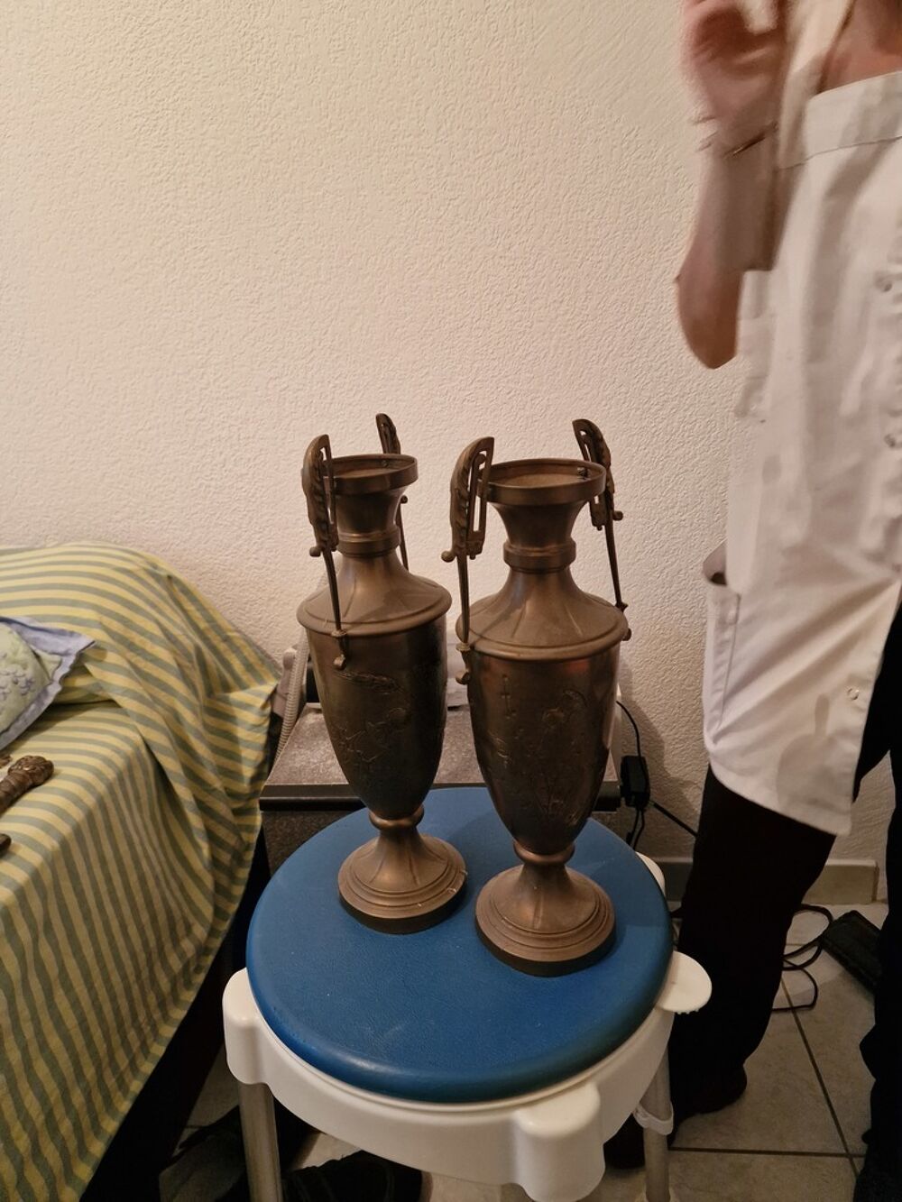 Lot de deux vases en m&eacute;tal cuivre 