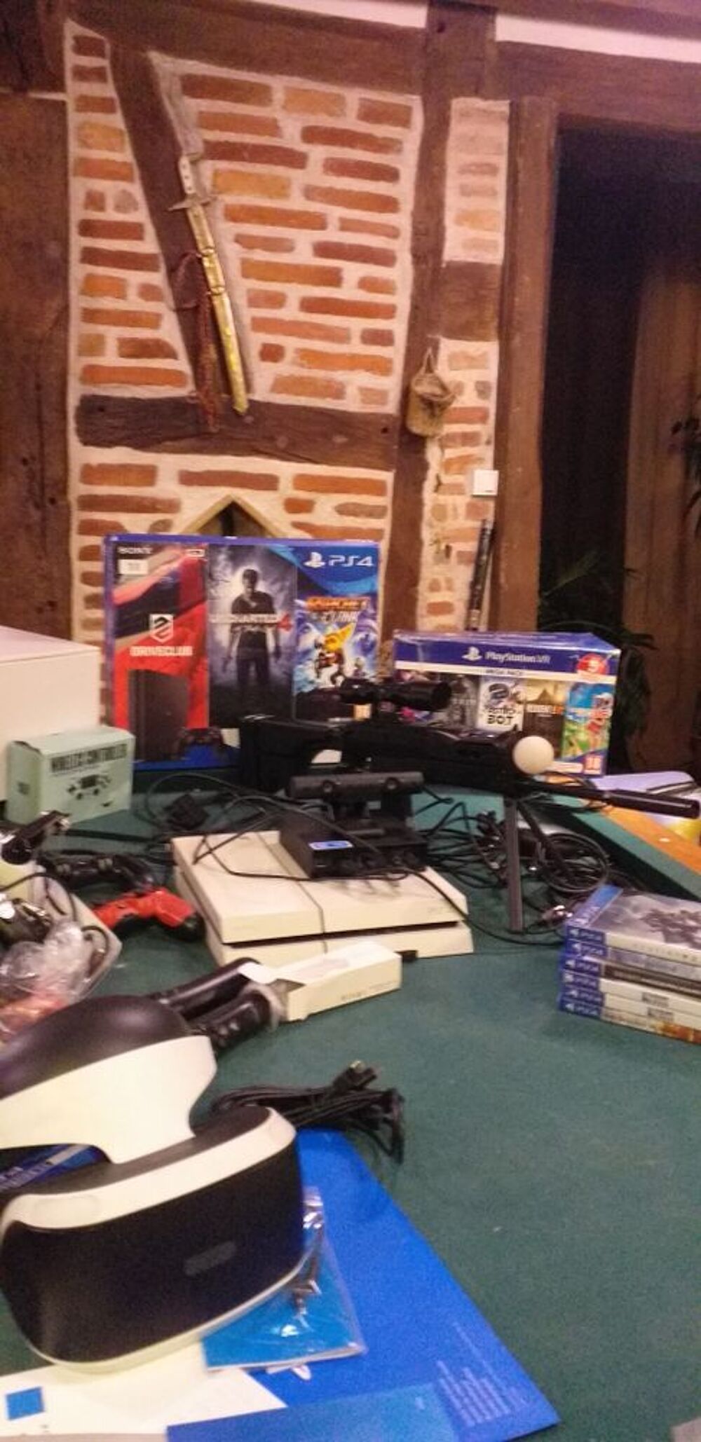 lot PS4 1To PS VR manettes PS manettes VR move chargeur casque gamer minimum 10 jeux beaucoup d'accessoires... Consoles et jeux vid�os