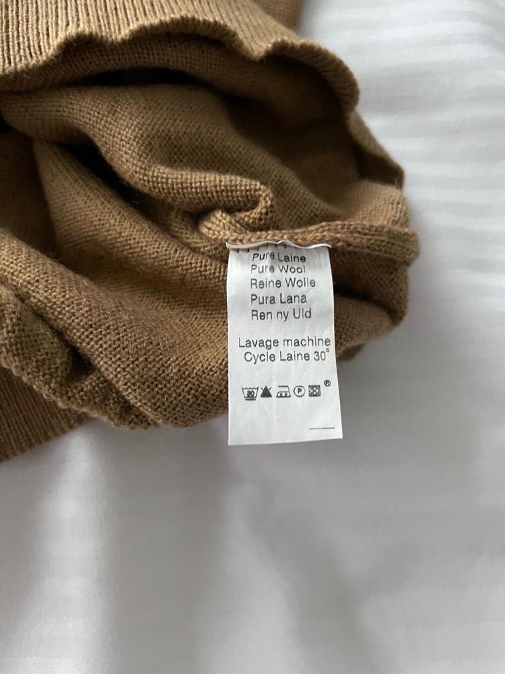 A VENDRE PULL HOMME EN V - PURE LAINE (TAILLE 6) Vêtements