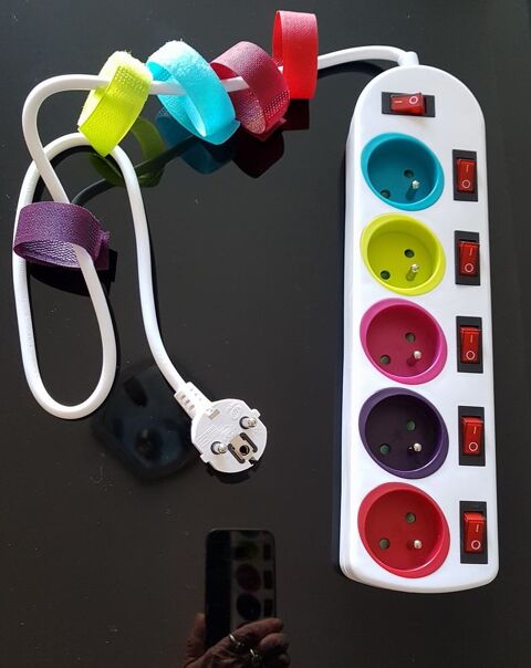 Multiprise blanche 5 prises colores indpendantes 18 Agde (34)