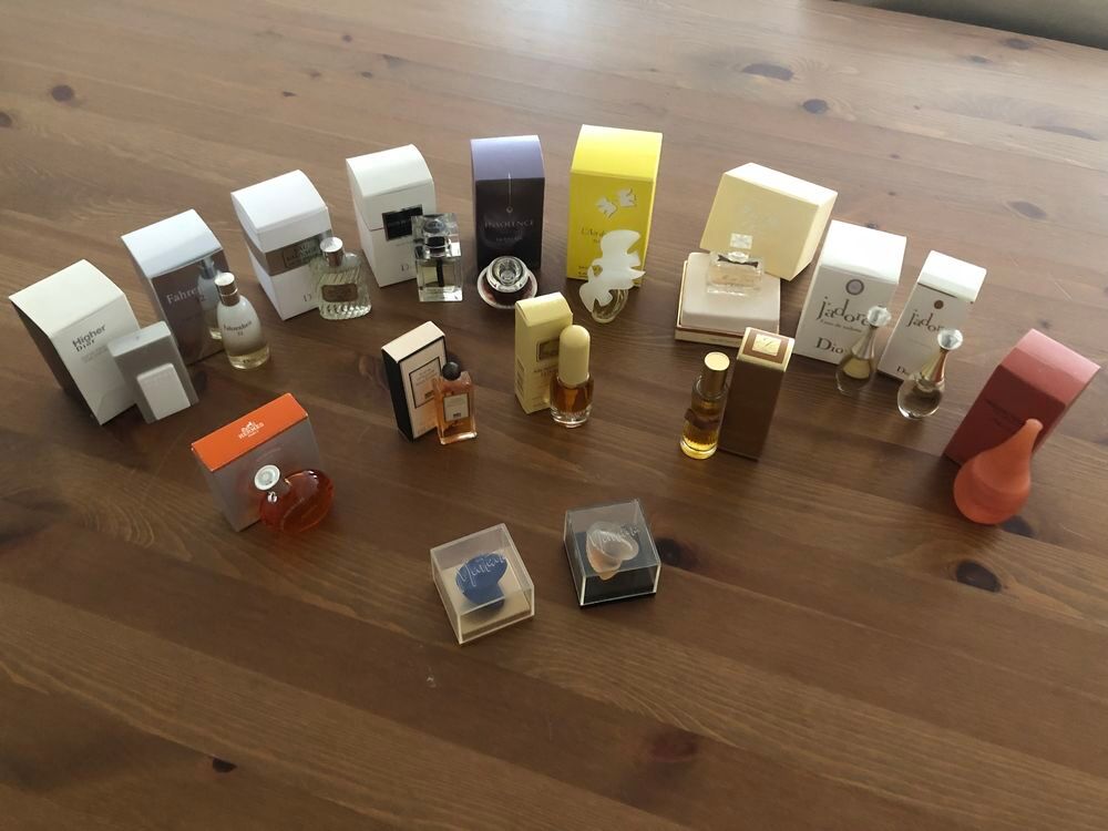 Lot de miniatures de parfums 