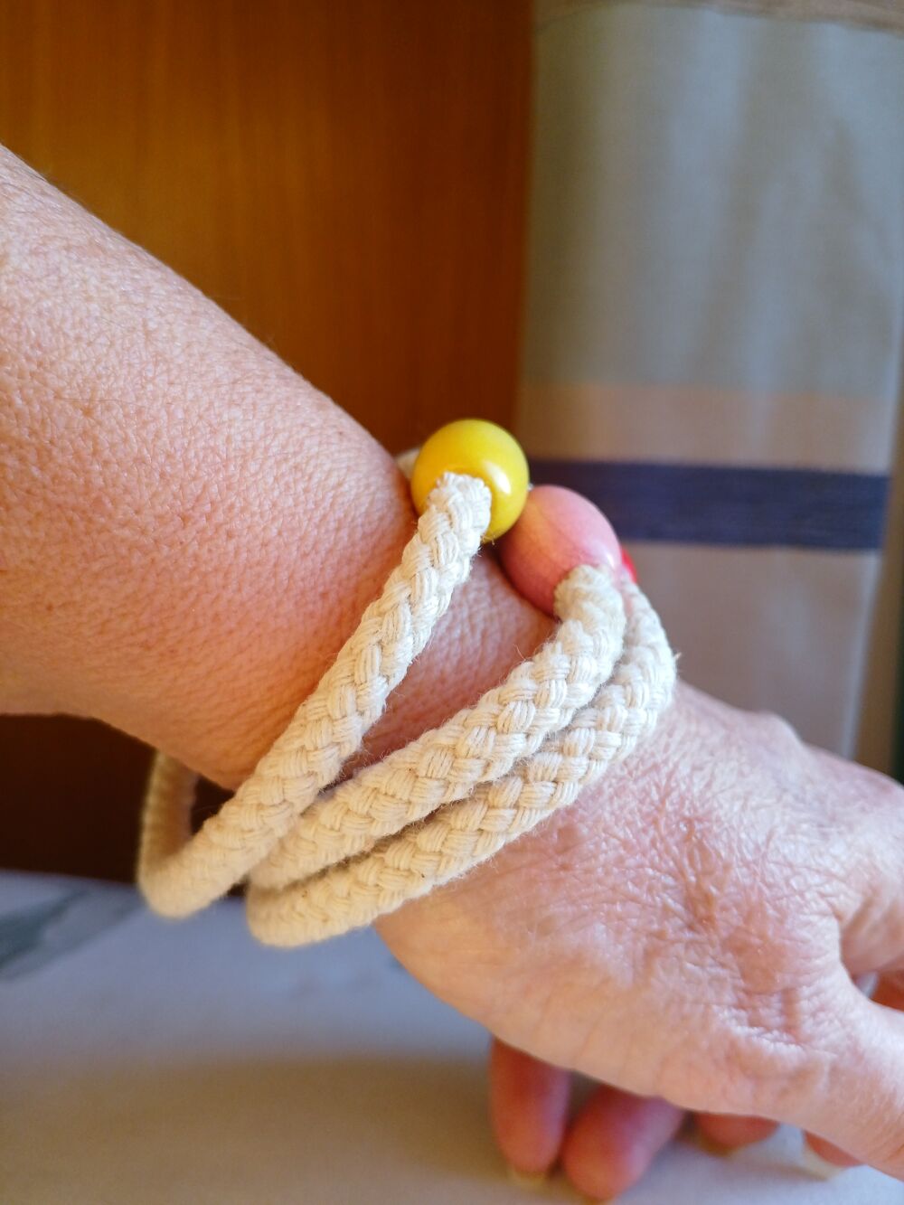 LOT DE 3 BRACELETS DE CORDE AVEC PERLE EN BOIS Bijoux et montres