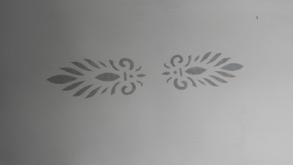 Table style Louis XVI patin&eacute;e 'shabby' Meubles
