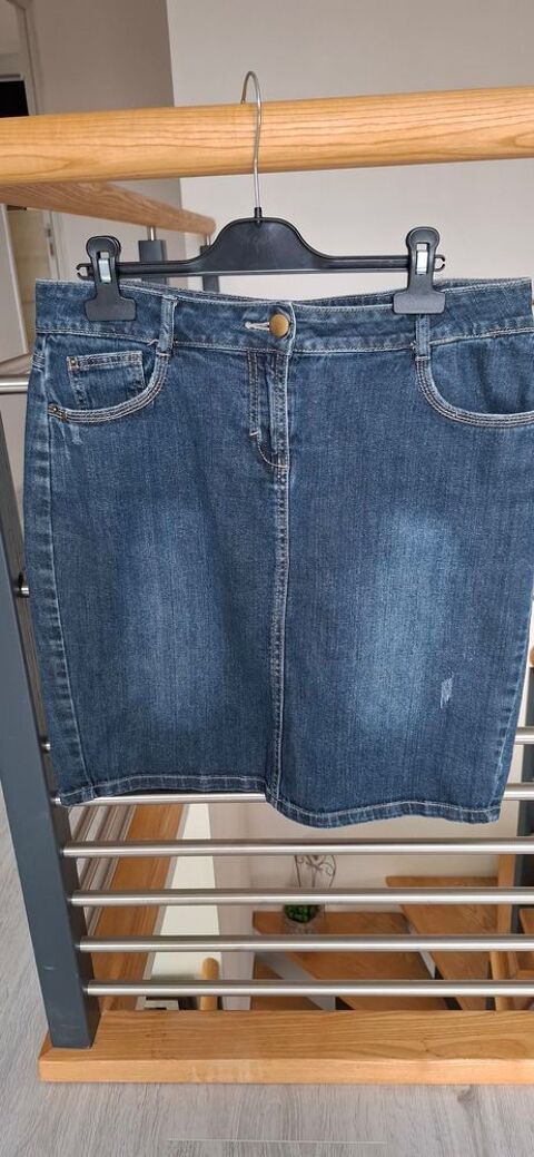 Jupe en jean bleu clair taille 40 
8 Le Sourn (56)